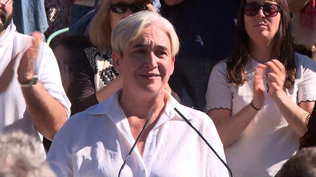 Colau llama a "llenar las calles" frente a los políticos que solo usan su "piqui