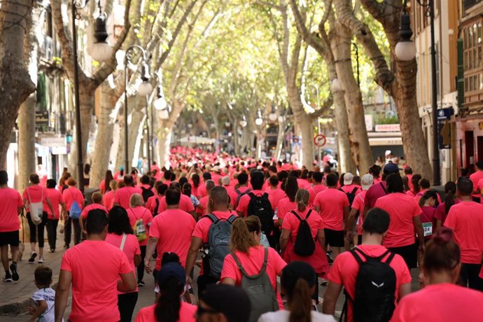 Casi 6.000 personas recorren las calles de Palma en la carrera solidaria 'Mallorca En Marcha Contra el Cáncer'