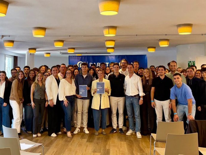 La presidenta del PP de Baleares, Marga Prohens, junto a los miembros de sus NNGG.
