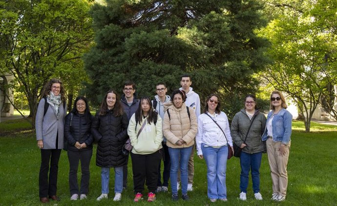 Leyre Elizari (1.ª por la izq.) e Imelda Buldáin (1.ª por la dcha.), con el alumnado del curso LaborAble.