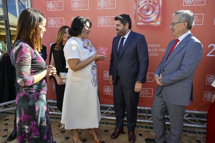 El presidente de la Comunidad, Fernando López Miras, recibió hoy la Medalla de Colegiado de Honor que otorga el Colegio Oficial de Ópticos-Optometristas de la Región de Murcia
