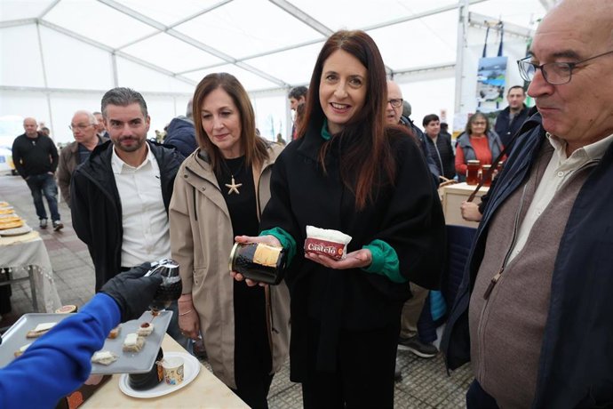 La conselleira do Medio Rural, María José Gómez, en la IX Feria de la Miel de Baleira