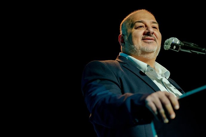 23 de outubro de 2026, Israel, Tel Aviv: Mansour Abbas, líder do partido Lista Árabe Unida (Ra'am), de maioria árabe, profere um discurso no pódio durante um evento de campanha eleitoral na ZOA House, em Tel Aviv. Israel está realizando eleições legislati