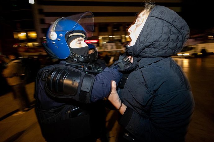 25 de outubro de 2026, Porto, Portugal: Um policial e um manifestante entram em confronto durante a remoção, realizada durante a madrugada, do acampamento de protesto por moradia na Praça D. João I. Os manifestantes permaneceram no acampamento de protesto