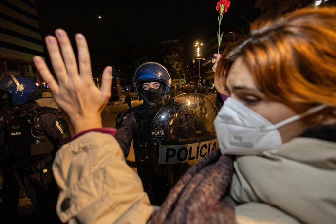 25 de outubro de 2026, Porto, Portugal: Policiais e manifestantes entram em confronto durante a remoção, realizada durante a madrugada, do acampamento de protesto pela moradia na Praça D. João I. Os manifestantes permaneceram no acampamento de protesto pe