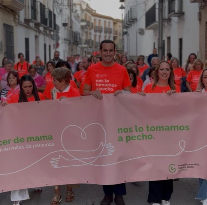 El presidente de la Diputación de Jaén, Juan Latorre, en una marcha en Arjona contra el cáncer de mama.