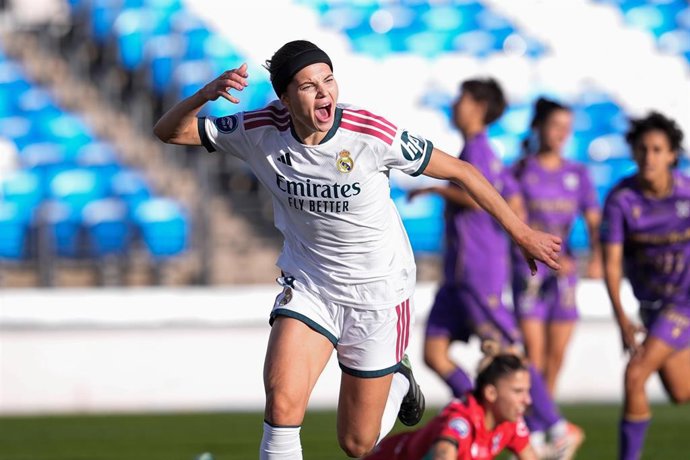 Signe Bruun celebra el gol de la victoria en el Real Madrid-Costa Adeje Tenerife de la Liga F Moeve 26-27