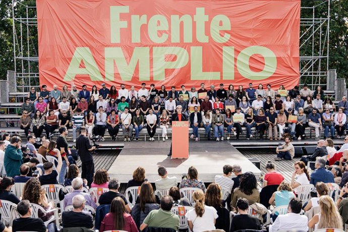 La exalcaldesa de Barcelona Ada Colau, durante el acto de presentación de su candidatura a las elecciones generales del 29N, en el Auditorio del Parque Lineal del Manzanares, a 17 de octubre de 2026, en Madrid (España).