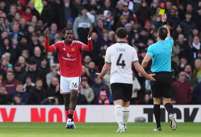 25 October 2026, United Kingdom, Manchester: Manchester United's Ayden Heaven is shown a yellow card  during the English Premier League soccer match between Manchester United and AFC Bournemouth at Old Trafford. Photo: Martin Rickett/PA Wire/dpa