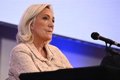 Le Pen promete un "renacimiento" para Francia en un acto de precampaña en Orleáns
