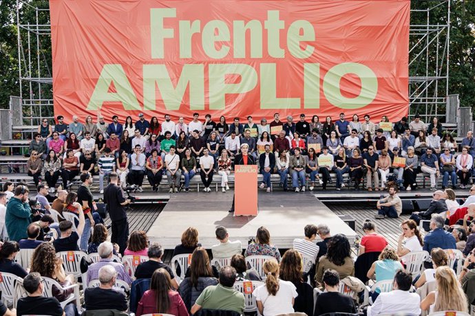 A ex-prefeita de Barcelona, Ada Colau, durante o evento de apresentação de sua candidatura às eleições gerais de 29 de novembro, no Auditório do Parque Linear do Manzanares, em 17 de outubro de 2026, em Madri (Espanha).