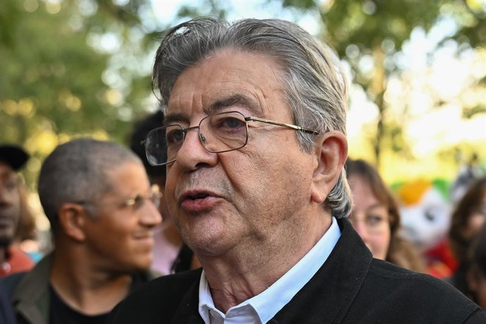 3 de outubro de 2026, Paris, Île-de-France (região, França): Jean-Luc Mélenchon, candidato do LFI às eleições presidenciais de 2027, discursa para a multidão à margem da Marcha do Orgulho de 2026, em Paris, no dia 3 de outubro de 2026