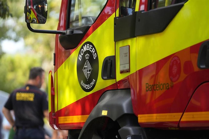 Archivo - Un camión de bomberos en Barcelona, Cataluña (España).