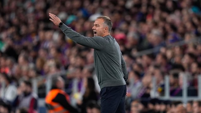 El entrenador del FC Barcelona, Hansi Flick, reacciona durante el partido de LaLiga EA Sports ante el Real Madrid en el Spotify Camp Nou