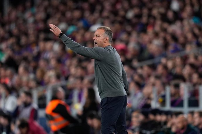 El entrenador del FC Barcelona, Hansi Flick, reacciona durante el partido de LaLiga EA Sports ante el Real Madrid en el Spotify Camp Nou