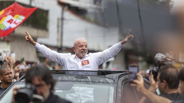 El presidente brasileño, Luiz Inácio Lula da Silva, del Partido de los Trabajadores (PT), llega al barrio de Sao Bernardo do Campo para emitir su voto en la segunda vuelta de las elecciones presidenciales de Brasil de 2026.
