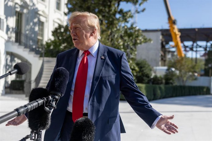 Archivo - El presidente de Estados Unidos, Donald Trump, habla con la prensa frente a la Casa Blanca