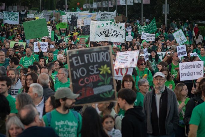 Cientos de personas con pancartas durante una manifestación por la huelga educativa, a 22 de octubre de 2026, en Madrid (España). La huelga educativa indefinida en Madrid continúa activa y entra en la segunda mitad de octubre de 2026, marcada por una fuer