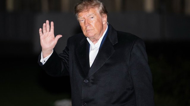 El presidente de Estados Unidos, Donald Trump, regresa a la Casa Blanca tras un mitin de campaña en Port Huron, Michigan.