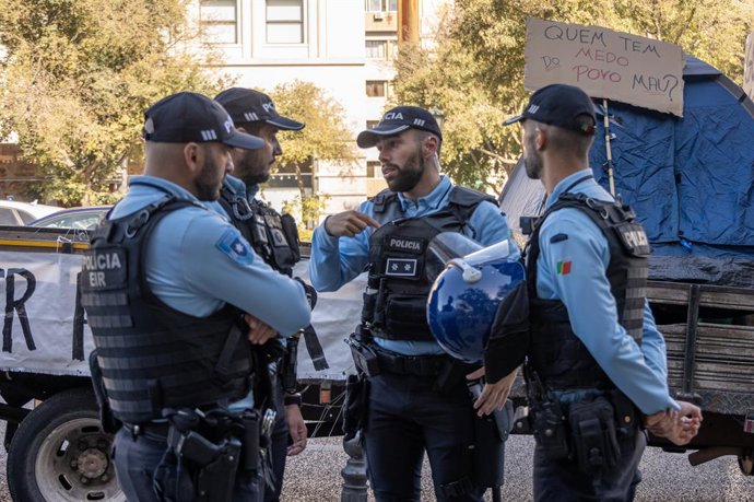 24 de outubro de 2026, Lisboa, Lisboa, Portugal: Manifestantes participam de um protesto organizado pelo movimento habitacional Acampada de Lisboa, exigindo moradia a preços acessíveis, limites para o aumento dos aluguéis e o fim da especulação imobiliári