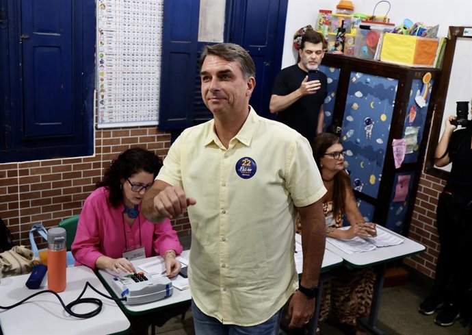 RIO DE JANEIRO, 25 de outubro de 2026  -- Flávio Bolsonaro (C), candidato à presidência pelo Partido Liberal do Brasil, se prepara para votar em uma seção eleitoral no Rio de Janeiro, Brasil, em 25 de outubro de 2026. Votação no segundo turno das eleições