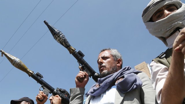 Archivo - Partidarios de los hutíes participan en una manifestación armada en Saná, Yemen.