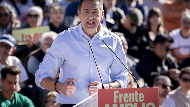 El diputado de Más Madrid en la Asamblea de Madrid, Emilio Delgado, durante un acto público en el marco de la precampaña de las elecciones generales del próximo 29 de noviembre, en el parque Cuartel Huertas, a 25 de octubre de 2026, en Móstoles, Madrid (E