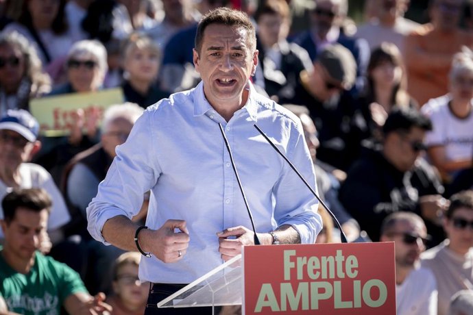 O deputado do Más Madrid na Assembleia de Madri, Emilio Delgado, durante um evento público no âmbito da pré-campanha para as eleições gerais de 29 de novembro, no parque Cuartel Huertas, em 25 de outubro de 2026, em Móstoles, Madri (E