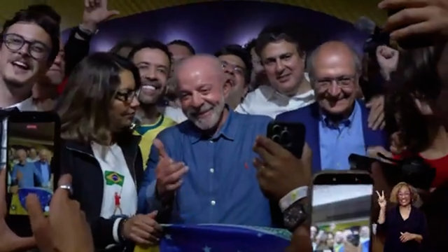 Lula da Silva se impone a Flávio Bolsonaro y es reelecto presidente de Brasil