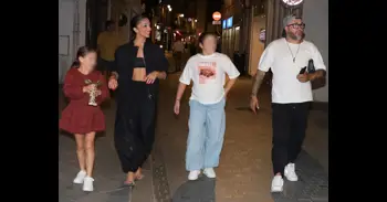 Kiko Rivera, orgulloso de Lola García tras recibir un reconocimiento en Sevilla, con sus hijas como testigos