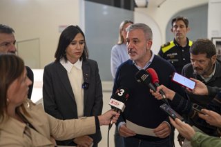 El alcalde de Barcelona, Jaume Collboni, atiende a los medios de comunicación, tras varios disturbios en el centro de la ciudad, a 24 de octubre de 2026, en Barcelona, Catalunya (España). Furgones de los Mossos d'Esquadra tienen blindada la plaza Cataluny