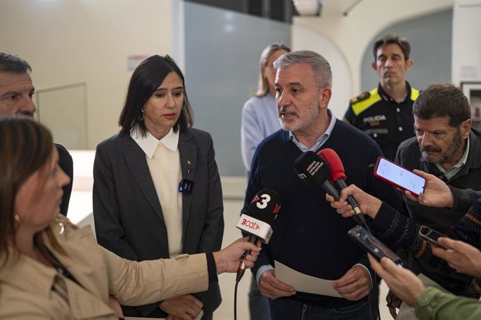 El alcalde de Barcelona, Jaume Collboni, atiende a los medios de comunicación, tras varios disturbios en el centro de la ciudad, a 24 de octubre de 2026, en Barcelona, Catalunya (España). Furgones de los Mossos d'Esquadra tienen blindada la plaza Cataluny