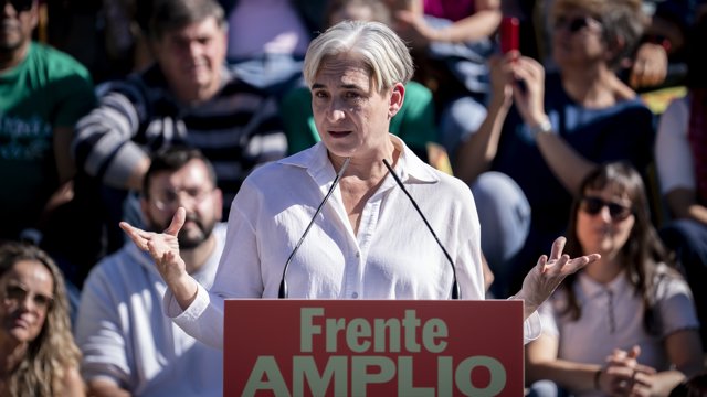 La candidata a la presidencia por el Frente Amplio, Ada Colau, durante un acto público en el marco de la precampaña de las generales del próximo 29 de noviembre, en el parque Cuartel Huertas, a 25 de octubre de 2026, en Móstoles, Madrid (España).
