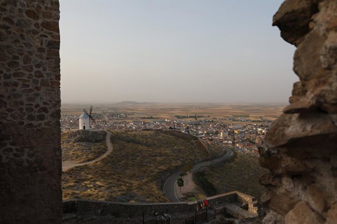 Archivo - Arquivo - Vista panorâmica de Consuegra durante a celebração do “Consuegra Medieval”, em 14 de agosto de 2021, em Consuegra, Toledo (Espanha). Neste fim de semana, a cidade de Consuegra, na província de Toledo, volta a celebrar o festival “Consu