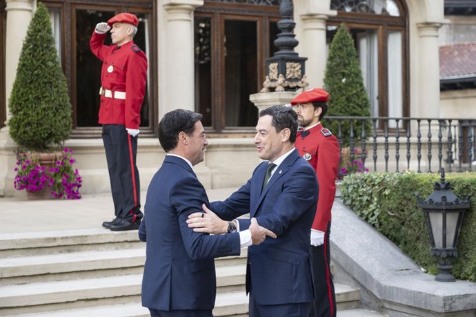 El Lehendakari, Imanol Pradales, recibe a Juanma Moreno en el Palacio de Ajuria Enea de Vitoria-Gasteiz