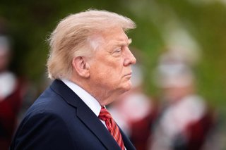 Archivo - 12 September 2026, Ireland, Dublin: US President Donald Trump views the guard of honour outside Aras an Uachtarain, ahead of his meeting with President Catherine Connolly at her official residence in Phoenix Park, Dublin, during his trip to Irel