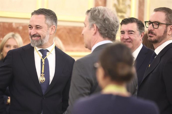 Archivo - El presidente de Vox, Santiago Abascal (i), y el presidente del PP, Alberto Núñez Feijóo (2i) durante la visita del Papa León XIV al Congreso de los Diputados, a 8 de junio de 2026, en Madrid (España).