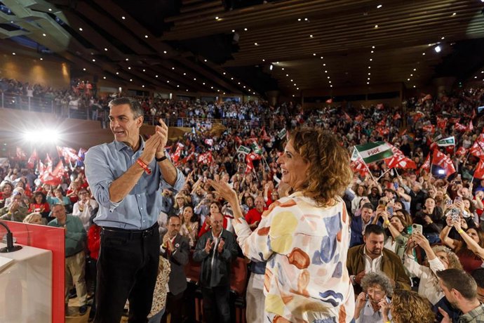 Imagen del secretario general del PSOE y presidente del Gobierno, Pedro Sánchez, y la vicesecretaria general del PSOE y secretaria general del PSOE de Andalucía, María Jesús Montero, en un acto de precampaña en Granada. (Foto de archivo).