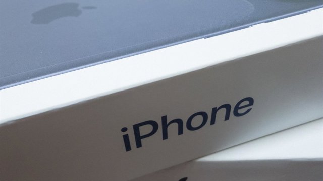 Archivo - Fotografía de varias cajas de iPhone.
