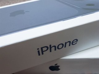 Archivo - June 18, 2026, Taichung, Taiwan: Apple logo is displayed on iPhone slim box packaging. Apple is planning to raise prices due to memory chip shortage. Apple CEO Tim Cook said ''price increases are unavoidable,'' in a recent interview with The Wal