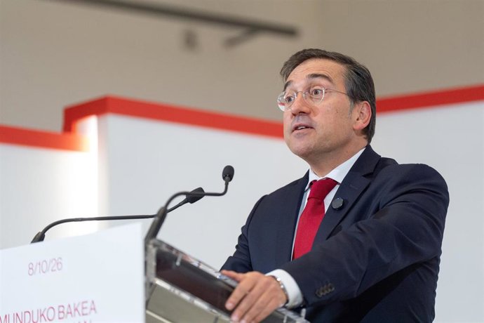 El ministro de Exteriores, Unión Europea y Cooperación, José Manuel Albares, clausuran la jornada 'Paz Mundial desde la perspectiva del ámbito local', a 8 de octubre de 2026, en Vitoria, País Vasco (España).