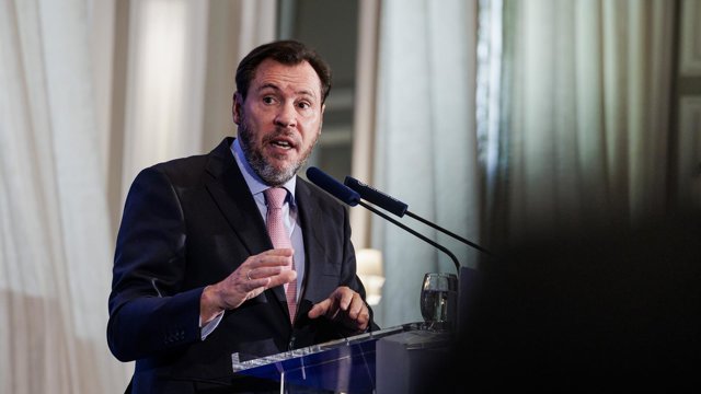 El ministro de Transportes y Movilidad Sostenible, Óscar Puente, interviene durante un desayuno informativo de Fórum Europa, en el hotel Mandarin Oriental Ritz, a 26 de octubre de 2026, en Madrid (España).