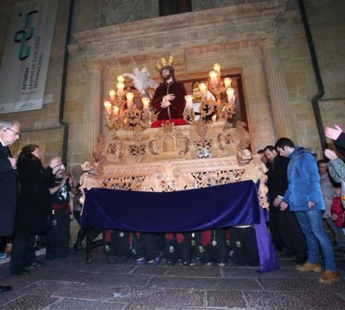 Archivo -    La Procesión de Jesus Cautivo que discurrirá por las calles de Oviedo este jueves obligará a cerrar al tráfico varias calles del centro de la ciudad. Si las condiciones meteorológicas lo permiten, la procesión se celebrará entre las 20.15 y l