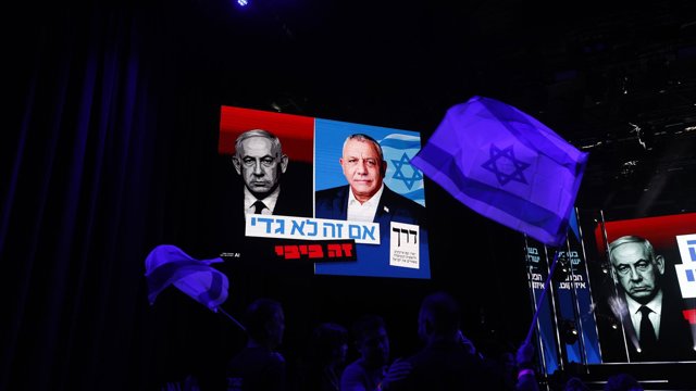 Una pancarta con las imágenes del primer ministro israelí, Benjamin Netanyahu, y el líder de la oposición, Gadi Eisenkot, durante la campaña para las elecciones del 27 de octubre en Israel