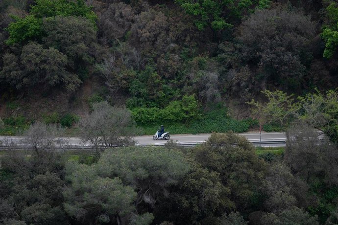Archivo - Una moto circula por la carretera.