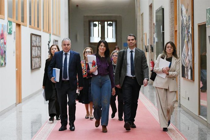 La conselleira de Vivenda e Planificación de Infraestruturas, María M. Allegue, con su equipo, en el Parlamento