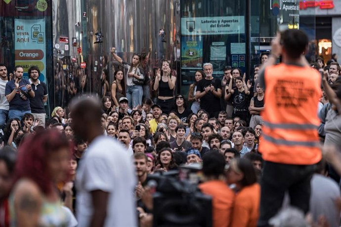 Decenas de personas durante la asamblea informativa del Sindicato de Inquilinas 
