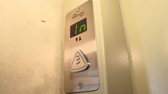 Imagen del ascensor averiado dos años después de la dana en una finca de Benetússer (Valencia).