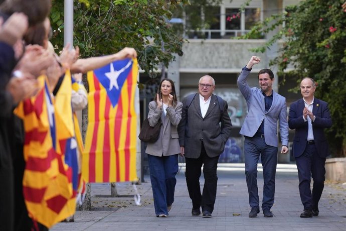 Los exconsellers de la Generalitat Lluís Puig (2i) y Toni Comín (2d) a su llegada a la sede de Junts, a 26 de octubre de 2026, en Barcelona, Catalunya (España). Se trata de la primera vez que ambos exconsellers vuelven a la sede de su partido tras aplicar