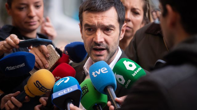 El ministro de Derechos Sociales, Consumo y Agenda 2030, Pablo Bustinduy, atiende a los medios de comunicación, a 23 de octubre de 2026, en Madrid (España).